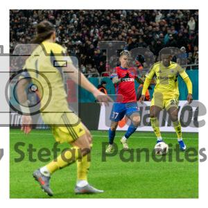 Octavian Popescu de la FCSB in duel pentru balon cu Semedo de la Fenerbahce in meciul FCSB – Fenerbahce pe Arena Nationala din Bucuresti in UEFA Europa League