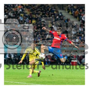 Cisotti de la FCSB in duel pentru balon cu un jucator de la Fenerbahce in meciul FCSB – Fenerbahce pe Arena Nationala din Bucuresti in UEFA Europa League
