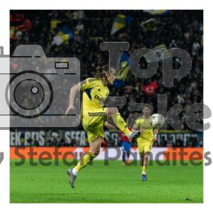 Caglar Soyuncu de la Fenerbahce controleaza balonul in timpul meciului FCSB – Fenerbahce pe Arena Nationala din Bucuresti in UEFA Europa League