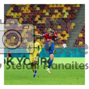 Octavian Popescu de la FCSB controleaza balonul in timpul meciului FCSB – Fenerbahce din UEFA Europa League pe Arena Nationala