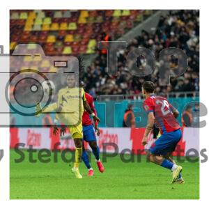 Fred de la Fenerbahce controleaza balonul in duel cu jucatorii FCSB in timpul meciului FCSB – Fenerbahce din UEFA Europa League
