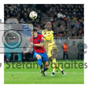 Anderson Talisca de la Fenerbahce in duel cu jucatorul FCSB in timpul meciului FCSB – Fenerbahce din UEFA Europa League
