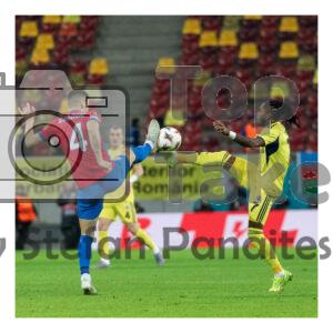 Uros Graovac de la FCSB in duel pentru balon cu Fred de la Fenerbahce in timpul meciului din UEFA Europa League
