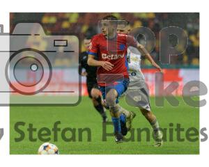 Cisotti de la FCSB in duel pentru balon cu un jucator de la FC Botosani in meciul FCSB – FC Botosani pe Arena Nationala din Bucuresti