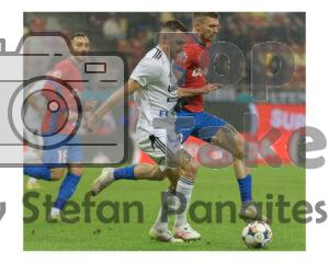 Florin Tanase de la FCSB in duel pentru balon cu un jucator de la FC Botosani in meciul FCSB – FC Botosani pe Arena Nationala din Bucuresti