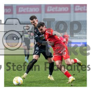 Armstrong de la Dinamo Bucuresti in duel pentru balon cu un jucator de la FC Hermannstadt in meciul Dinamo Bucuresti – Hermannstadt pe stadionul Arcul de Triumf din Bucuresti, 12 februarie 2026