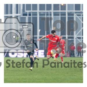 Armstrong de la Dinamo Bucuresti preia balonul in duel cu un jucator de la FC Hermannstadt in meciul Dinamo Bucuresti – FC Hermannstadt pe stadionul Arcul de Triumf din Bucuresti, 12 februarie 2026