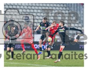 Jucatori de la Dinamo Bucuresti si FC Hermannstadt in duel pentru balon in meciul Dinamo Bucuresti – FC Hermannstadt pe stadionul Arcul de Triumf din Bucuresti, 12 februarie 2026