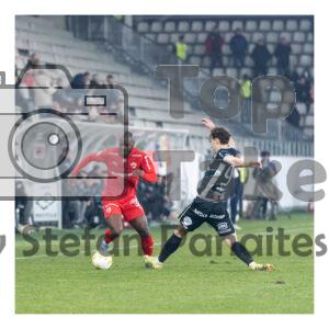 Joris Ikoko de la Dinamo Bucuresti in duel cu un jucator de la FC Hermannstadt in meciul Dinamo Bucuresti – FC Hermannstadt pe stadionul Arcul de Triumf din Bucuresti, 12 februarie 2026