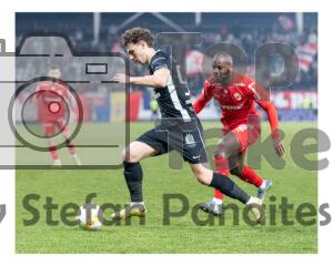 Ciubotaru de la FC Hermannstadt in duel pentru balon cu un jucator de la Dinamo Bucuresti in meciul Dinamo Bucuresti – FC Hermannstadt pe stadionul Arcul de Triumf din Bucuresti, 12 februarie 2026