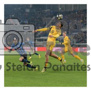 Felix Nmecha de la Borussia Dortmund in duel pentru balon cu un jucator de la Atalanta BC in meciul Atalanta – Borussia Dortmund pe stadionul New Balance Arena din Bergamo, Italia, 25 februarie 2026