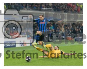 Davide Zappacosta de la Atalanta BC sare peste un adversar de la Borussia Dortmund in meciul Atalanta – Borussia Dortmund pe stadionul New Balance Arena din Bergamo, Italia, 25 februarie 2026