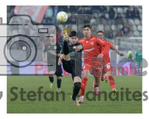 Musi de la Dinamo Bucuresti in duel pentru balon cu un jucator de la Metalul Buzau in meciul Dinamo – Metalul Buzau pe stadionul Arcul de Triumf din Bucuresti, 5 martie 2026