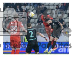 Kennedy Boateng de la Dinamo Bucuresti in duel aerian pentru balon cu jucatori de la Metalul Buzau in meciul Dinamo – Metalul Buzau pe stadionul Arcul de Triumf din Bucuresti, 5 martie 2026