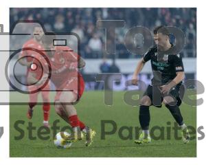 Armstrong de la Dinamo Bucuresti controleaza balonul in duel cu un jucator de la Metalul Buzau in meciul Dinamo – Metalul Buzau pe stadionul Arcul de Triumf din Bucuresti, 5 martie 2026