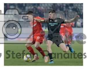 Catalin Cirjan de la Dinamo Bucuresti in duel pentru balon cu un jucator de la Metalul Buzau in meciul Dinamo – Metalul Buzau pe stadionul Arcul de Triumf din Bucuresti, 5 martie 2026