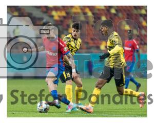 Octavian Popescu de la FCSB protejeaza mingea in duel cu jucatori de la FC Metaloglobus Bucuresti in SuperLiga