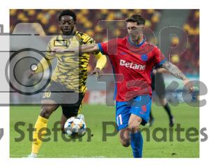 David Miculescu de la FCSB in duel pentru minge cu un jucator de la FC Metaloglobus Bucuresti in SuperLiga