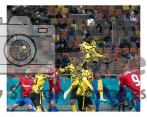 Camara de la FC Metaloglobus Bucuresti sare la cap intr-un duel aerian cu jucatori de la FCSB in SuperLiga