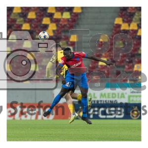 Baba Alhassan de la FCSB in duel aerian pentru minge cu un jucator de la FC Metaloglobus Bucuresti