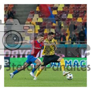 Florin Tanase de la FCSB in duel pentru minge cu Florin Purece de la FC Metaloglobus Bucuresti