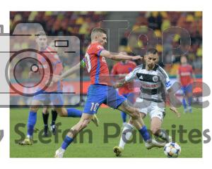 Florin Tanase de la FCSB in duel pentru balon cu un jucator de la Universitatea Cluj in meciul FCSB – U Cluj pe Arena Nationala, Bucuresti, 7 martie 2026