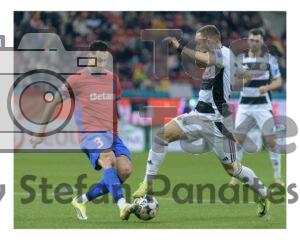 Duarte de la FCSB in duel pentru balon cu un jucator de la Universitatea Cluj in meciul FCSB – U Cluj pe Arena Nationala, Bucuresti, 7 martie 2026