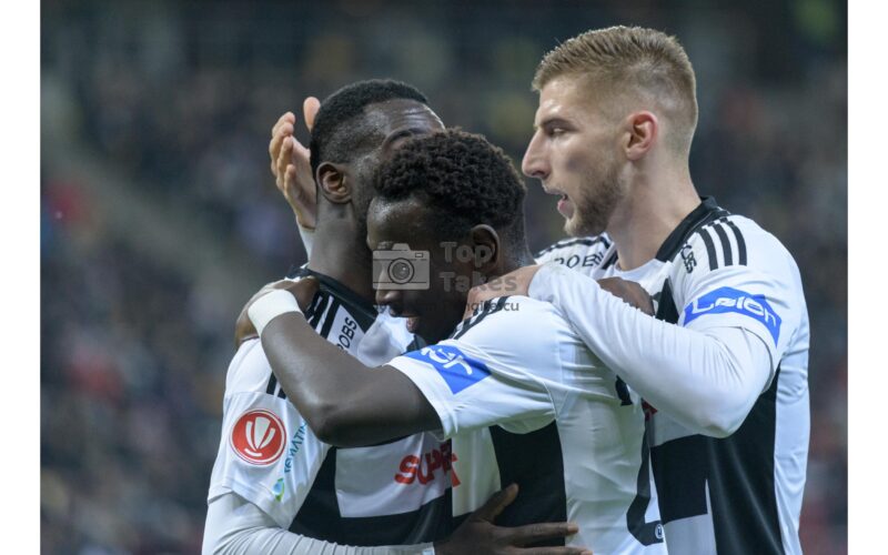 Oucasse Mendy de la Universitatea Cluj sarbatoreste golul alaturi de colegi in meciul FCSB – U Cluj pe Arena Nationala, Bucuresti, 7 martie 2026